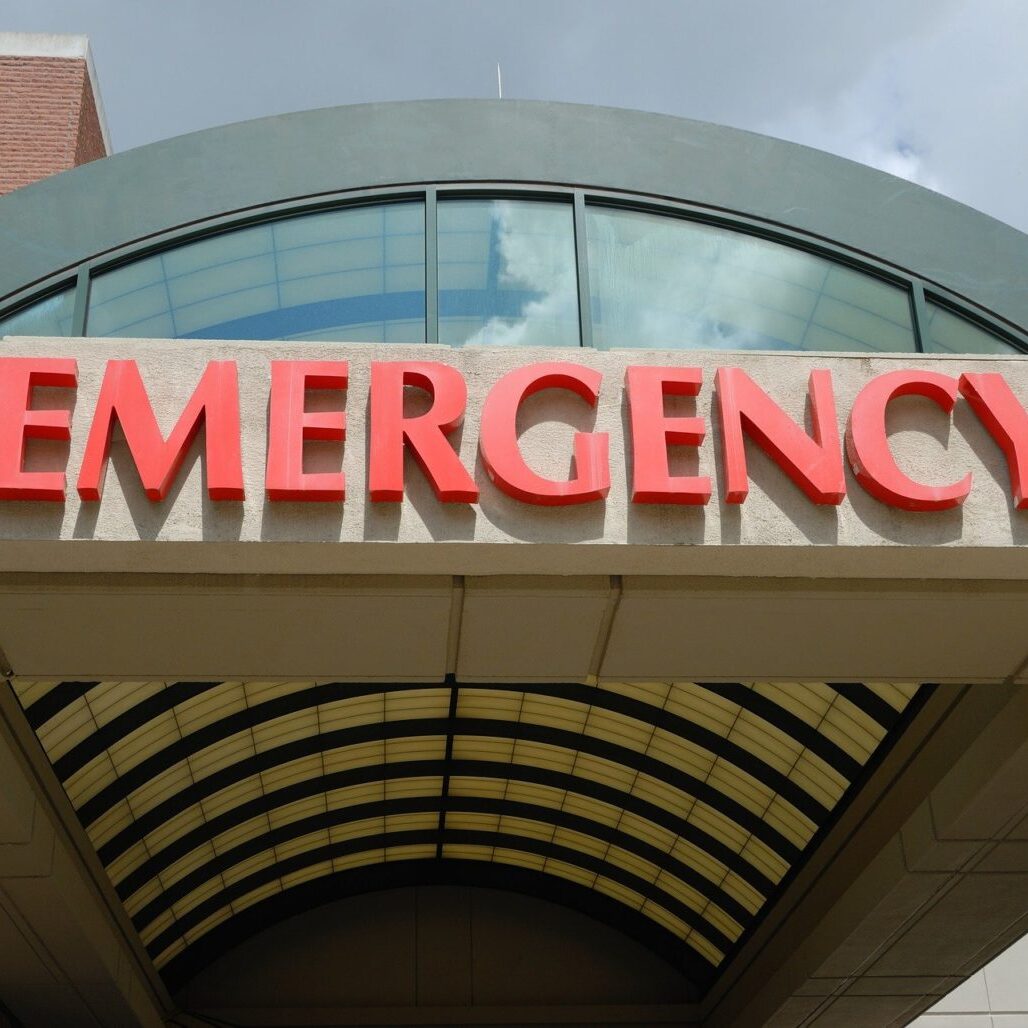 hospital-1636334_1920 emergency sign